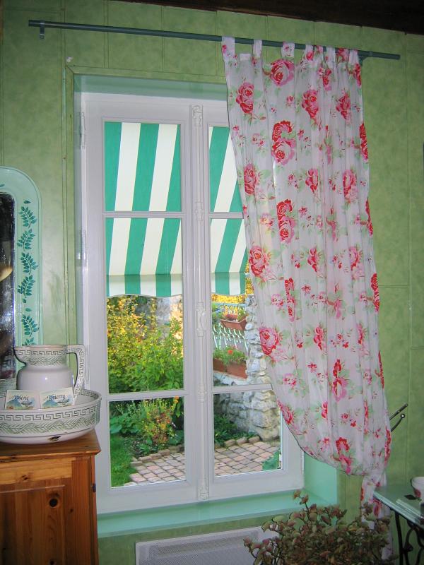 Fenêtre PVC blanc avec crémone décorative