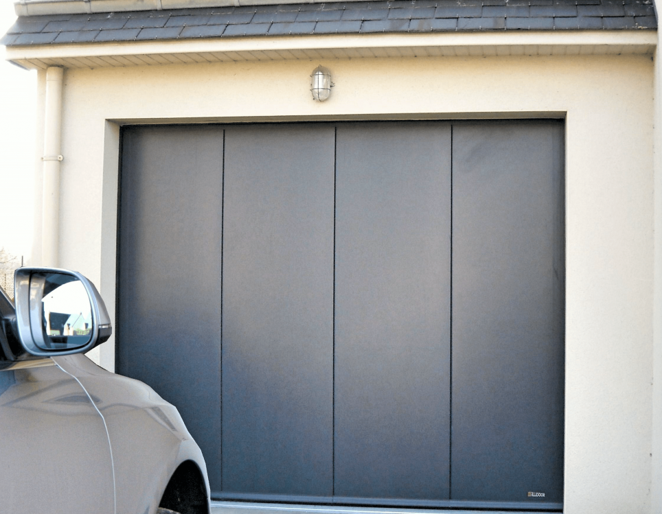 Souvent en façade, la porte de garage doit garantir la sécurité de la maison tout en contribuant à l'esthétique de votre habitation.